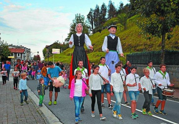 Herriko txistulariak erraldoiekin kalejiran aterako dira. 