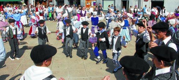 Baserritar jantzi dotoreak atera eta kalera joango dira debarrak larunbatean euskal jaian parte hartzeko asmoz.