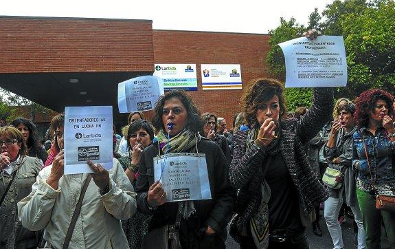 Participantes en el paro, ante la oficina de Lanbide en Txagorritxu, en Vitoria. 