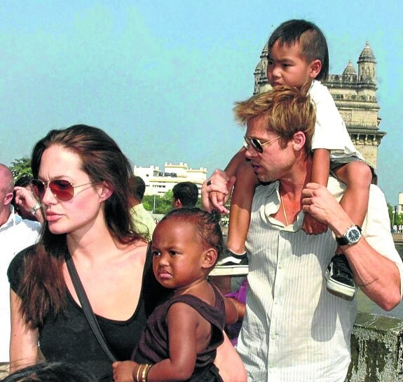 Angelina Jolie y Brad Pitt intentaban dar la imagen de matrimonio protector pendiente de sus seis hijos. 