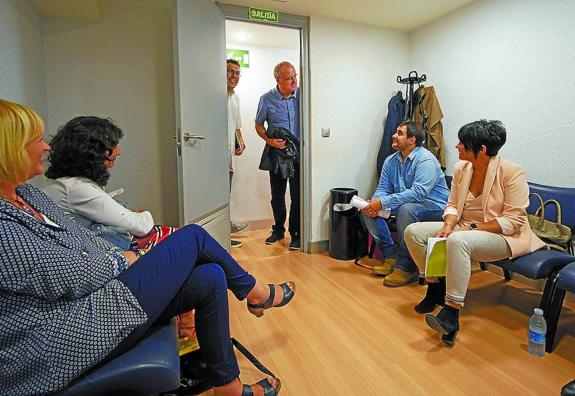 Egibar se asoma a la puerta ante las miradas del resto de candidatos. Faltaba Sémper, que fue el último en llegar.