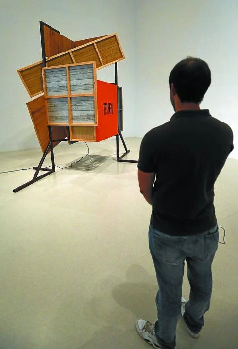 Un visitantes observa una de las obras expuestas.