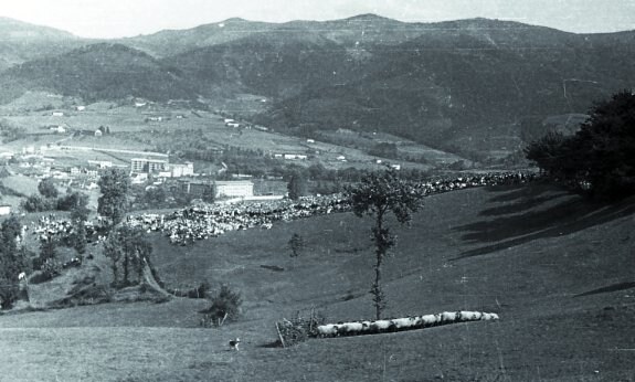 Un numeroso público presenciando en 1957 el desarrollo de la prueba. 