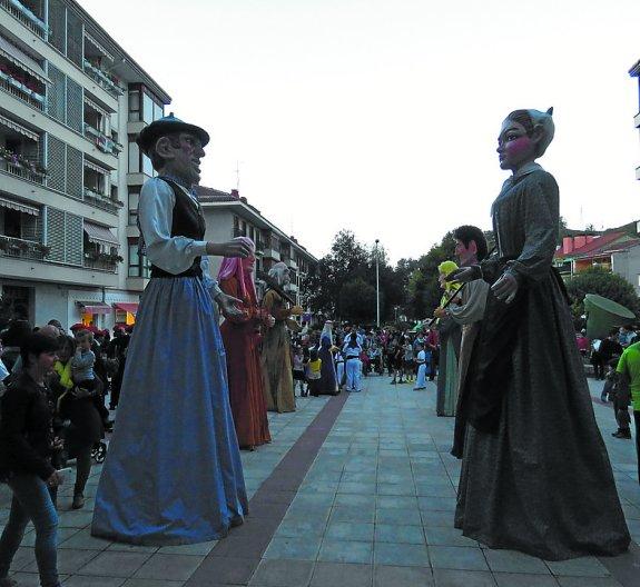 Los gigantes y cabezudos recorrerán de nuevo las calles. 