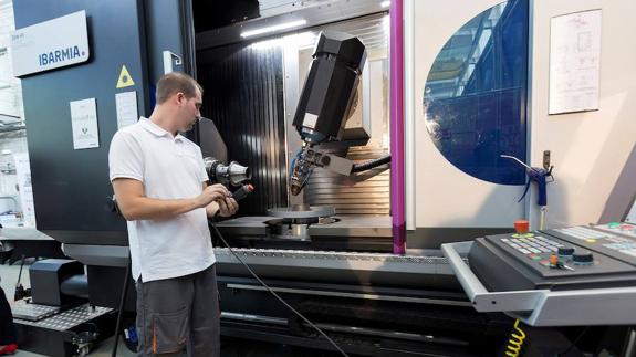 Un trabajador junto a la novedosa impresora 3D de uso industrial desarrollada por Ibarmia junto a Tecnalia y la UPV. 