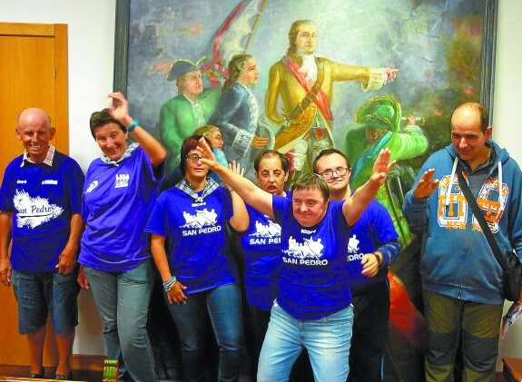 Los siete chupineros disfrutando del arranque festivo con las camisetas de Sanpedrotarra Arraun Elkartea ante el cuadro de Blas de Lezo.