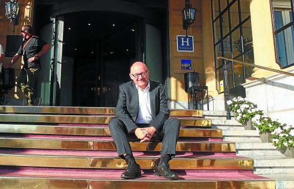 José Luis Rebordinos, a primera hora de ayer, en las escaleras del Hotel María Cristina, listo para hacer balance.