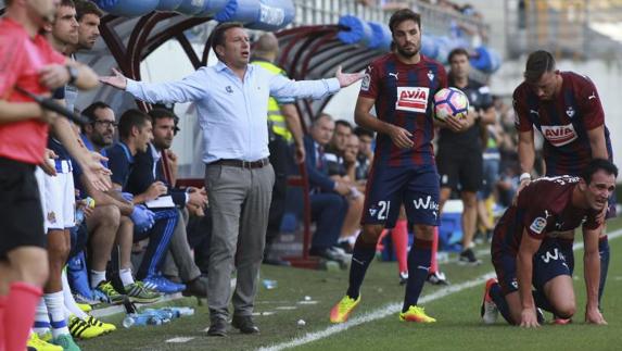 Eusebio parece pedir explicaciones en el partido que enfrentó al Eibar y la Real Sociedad. 