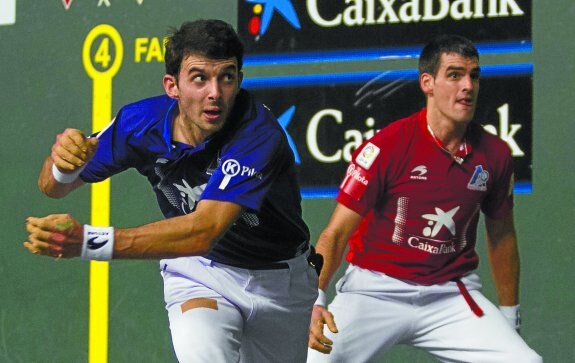 Jokin Altuna entra de gancho ante Joseba Ezkurdia durante la final de la feria de San Mateo en el Adarraga de Logroño.