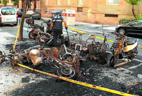 Imagen de las motos quemadas en la plaza Vasconia de Gros.