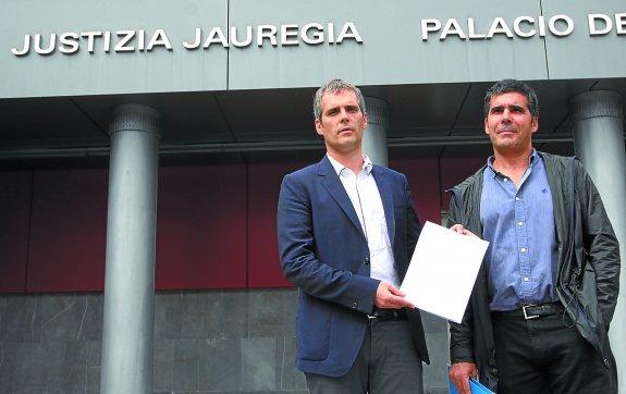 El alcalde Eneko Etxeberria junto al abogado Mikel Elortza frente al Palacio de Justicia de Azpeitia. 