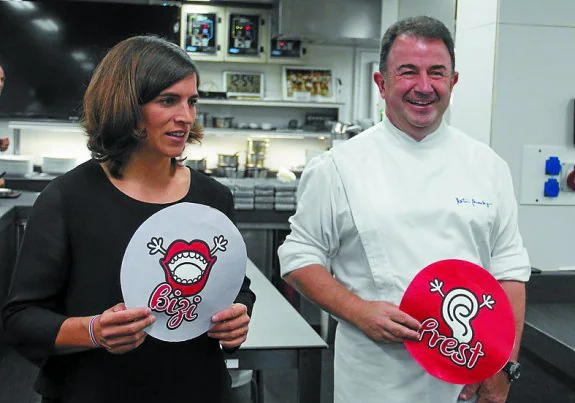 Maialen Chourraut y Martín Berasategui, con sus carteles. 