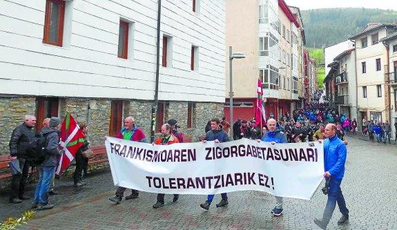 Manifestación que pidió justicia ante los crímenes del fascismo tras la recreación del pasado 24 de abril.