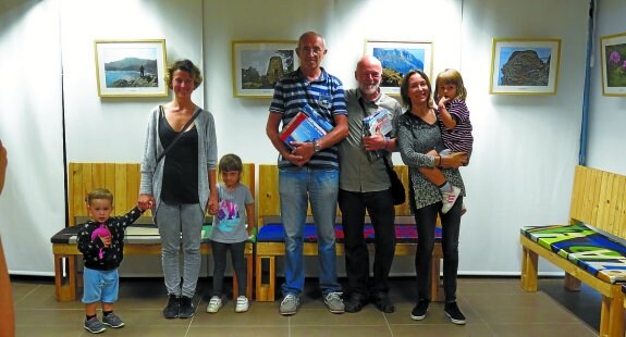 Anna Ormrod, primer premio de fotografía, con sus hijos; Ángel González, segundo premio de fotografía; Iñaki Arakama, segundo premio de vídeo, y Eider Sanz, autora de una de las obras seleccionadas de la exposición, con su hija.