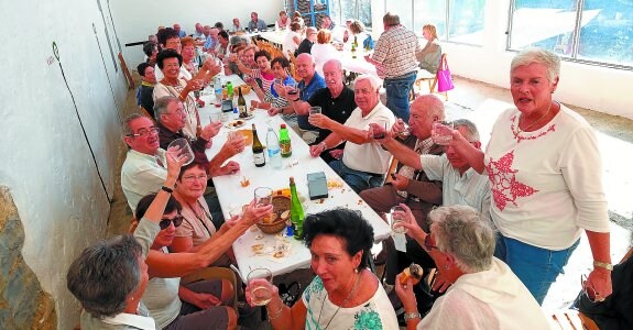 Hamaiketako. Hubo tiempo para brindar y para lanzar un 'gora San Miguel' en los soportales de la parroquia. 