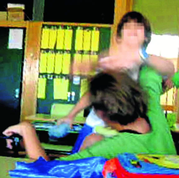 Imágenes captadas por una cámara en el aula de un colegio que muestran la agresión a un alumno.