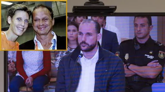 La pareja asesinada y Juan Cuenca, en una imagen del monitor en el que los periodistas siguen el juicio. 