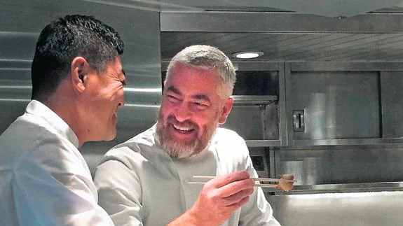 Yoshihiro Narisawa y el chef brasileño Alex Atala. 