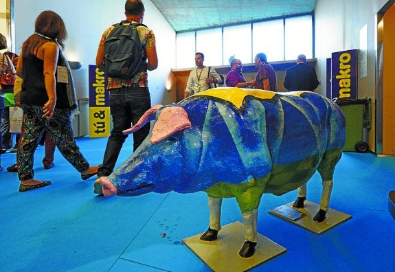 Una de las esculturas del cerdo ibérico. 