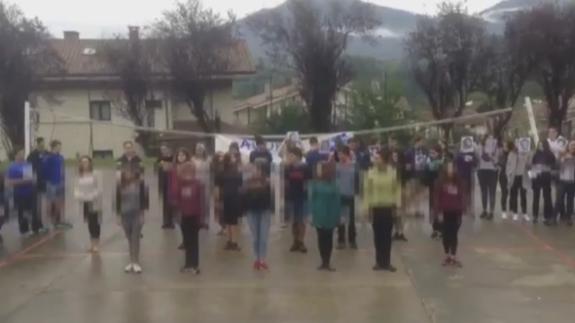 Medio centenar de alumnos participó en el homenaje.