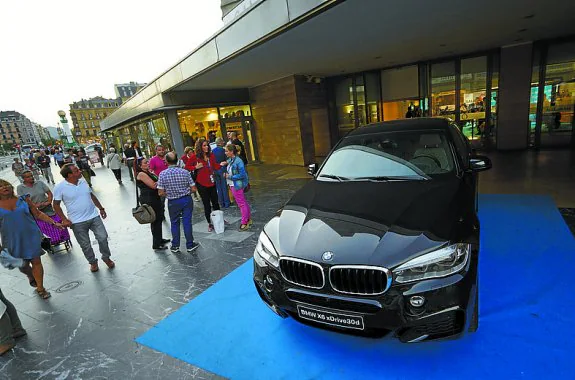 Un BMW aparcado estos días a las puertas del Kursaal. 