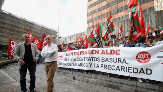 Los secretarios generales de CC OO de Euskadi Unai Sordo y de UGT- Euskadi Raúl Arza, en Bilbao