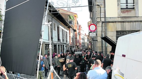 El centro de Villaviciosa es el escenario del rodaje, donde hay alumbrados navideños y las protagonistas van bien abrigadas. 