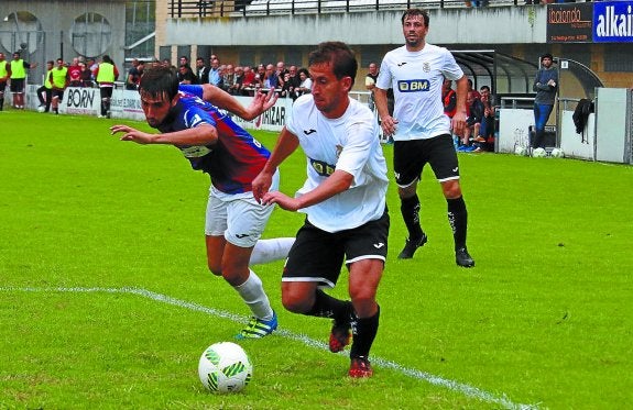 El lateral Iñaki Urkizu se interna en el área en un partido disputado en Gal esta temporada. 