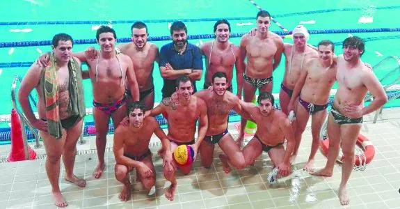 Los jugadores del equipo senior del Fortuna, con su nuevo entrenador el sábado pasado tras debutar en la Liga.