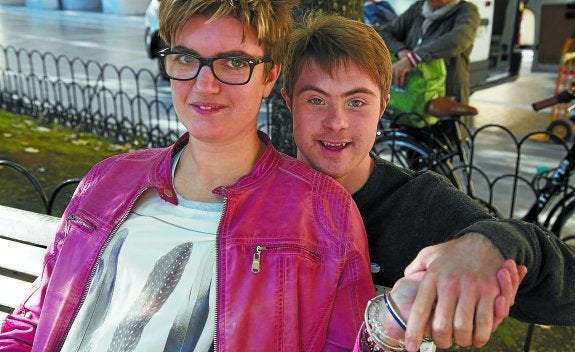 Laura y Ander son los protagonistas de la nueva campaña de Atzegi. 