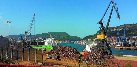 Aspecto que presentaba el muelle de chatarra del puerto pasaitarra ayer por la mañana. 