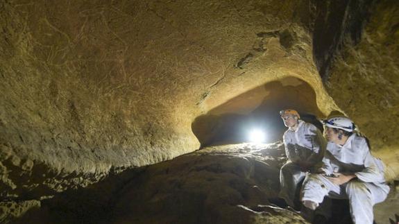 El Diputado General, Unai Rementeria, ha dado a conocer el descubrimiento de un conjunto de grabados de hace 14.000 años en la localidad vizcaína de Lekeitio.