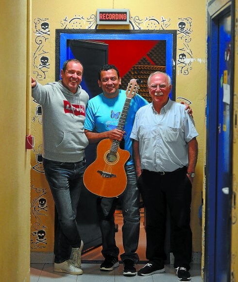 Grabando. Pedro Bartra, Bernardo Aguilera y Jesús Mari Bastida, en el estudio de Legarre. 