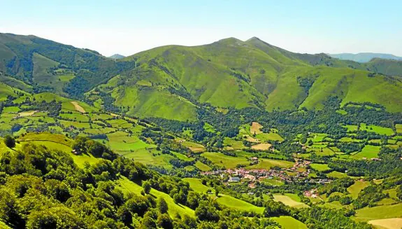 Una espectacular vista del Valle del Baztan, como las que se verán mañana en la excursión del Club Vasco de Camping.