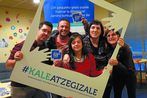 Kaleatzegizale. Iago Rodríguez y Castor García, con algunas de las jóvenes del grupo de tiempo libre Txolarte. 