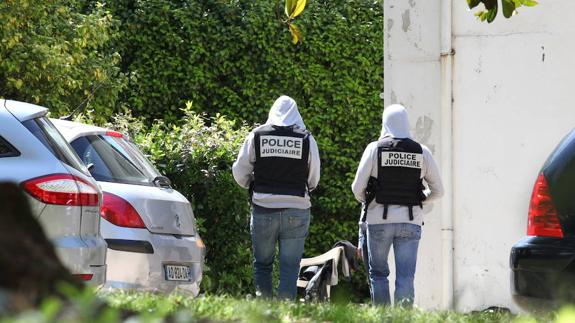 Operación de desmantelamiento de un arsenal de ETA hallado por la policía francesa en Biarritz en 2015. 