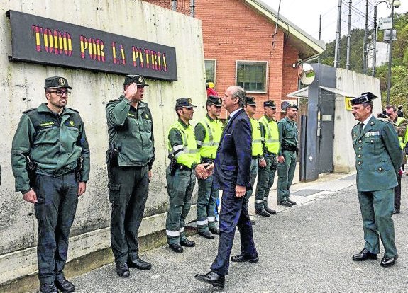 El director general de la Guardia Civil, ayer, en su visita al cuartel de Alsasua.