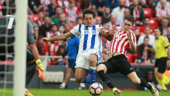 Oyarzabal trata de rematar un balón ante la oposición de Laporte.