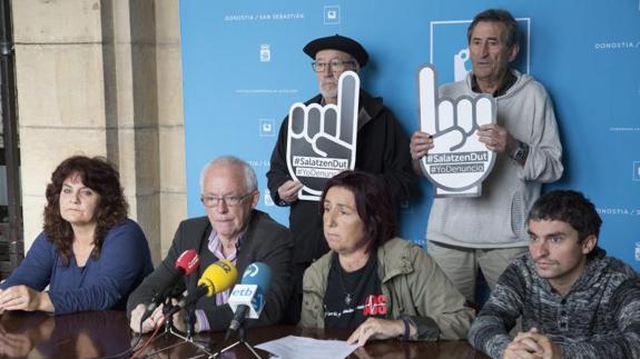 El portavoz de Sare, Joseba Azkarraga (segundo por la izquierda) junto a otros miembros de la plataforma, este martes en Donostia.