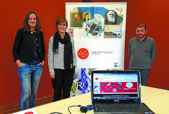 Web. La técnico del museo Rosa Errazkin, la concejal Maite Agirre y el museólogo Xabier Aranburu.