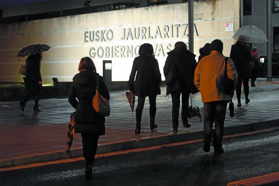 Funcionarios del Gobierno Vasco entrando en la sede de Lakua.
