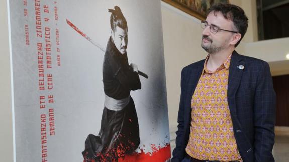 El director del Festival de Cine Fantástico y de Terror, Josemi Beltrán, junto al cartel de esta edición. 