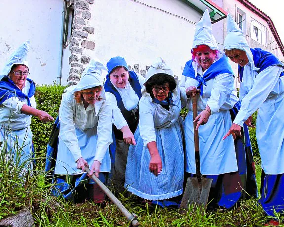 Las lavanderas de Loiola escarban en busca de la primera piedra. 