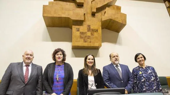 En la imagen, los recién elegidos miembros de la Mesa de la Cámara vasca (i a d), Iñigo Iturrate, PNV, secretario primero; Eva Blanco, EH Bildu, vicepresidenta primera; Bakartxo Tejería, PNV, presidenta; Txarli Prieto, PSE-EE, vicepresiente segundo y Cristina Macazaga, Elkarrekin Podemos, secretaria segunda, al término del pleno. 