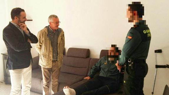 Los guardias civiles agredidos recibieron el miércoles la visita de Abascal y Ortega Lara.