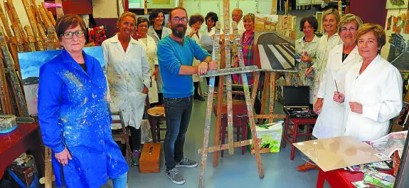 El profesor de pintura y vicepresidente de la entidad, Juan Berrozpe, con participantes en los talleres del Club de Arte Catalina de Erauso.