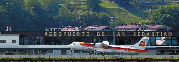 Un avión despega desde la pista del aeropuerto de Hondarribia.