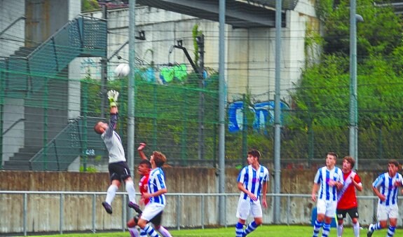 El portero del juvenil de Liga Nacional atrapa el balón. 