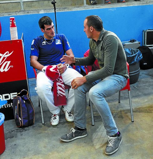 Ezkurdia recibe los consejos de Irujo, su botillero en el Campeonato del Cuatro y Medio. 