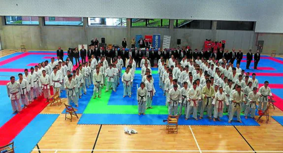 Los alrededor de 200 participantes en el XXVIII campeonato de Euskadi de Kárate posaron juntos al inicio.  